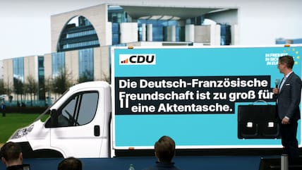 Die CDU witzelt über die Aktentasche von Kanzler Olaf Scholz (SPD).