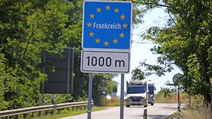 Reisen an der deutsch-französischen Grenze zwischen der Pfalz und Lothringen. Straßenschild weist auf Frankreich Grenze hin.