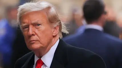 ARCHIV - 25.03.2024, USA, New York: Donald Trump, ehemaliger Präsident der USA, kommt nach der Anhörung vor dem New Yorker Strafgericht zu einer Pressekonferenz in der Wall Street 40. (zu dpa: «Trumps Medienfirma 2023 bei geringem Umsatz mit Millionenverlust») (Wiederholung mit verändertem Bildausschnitt) Foto: Yuki Iwamura/AP/dpa +++ dpa-Bildfunk +++