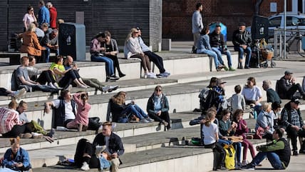 Das sommerliche Wetter hat viele Menschen nach draußen gelockt, um den Sonnenschein zu genießen - wie in Lübeck.