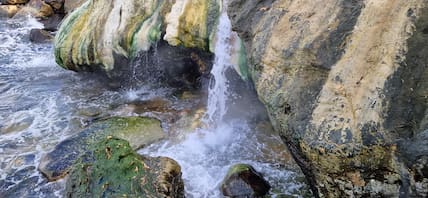 Hier haben schon die Römer entspannt: Die heißen Quellen von Korbous heizen das Meerwasser auf.