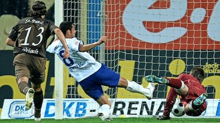 Rostocker Djordjije Cetkovic (M.) im Nordduell gegen den FC St. Pauli im September 2008. Hier trifft er zum 3:0-Endstand.