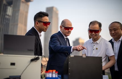 Bundeskanzler Olaf Scholz (SPD, 2.v.l) besucht das Forschungsprojekt des Freistaats Sachsen und der Universität Chongqing in China zum Monitoring der Wasserqualität. 