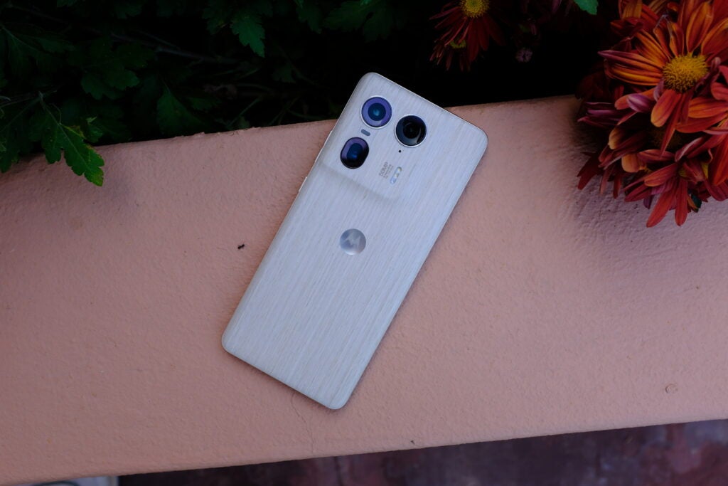 Moto Edge 50 Ultra in Nordic Wood