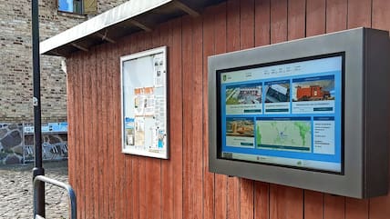 Am roten Schuppen neben dem Literaturhaus "Uwe Johnson" wurde der Monitor mit dem Digitalen Marktplatz "Smart tau hus" aufgehängt, der viele Informationen über die Stadt und ihre Bewohner bietet.