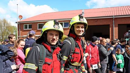 Moritz Schilling und Marten Ketseridis von der Feuerwehr Hasloh waren in voller Schutzkleidung samt Atemschutzgerät am Start.