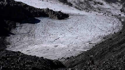 Eine Gruppe von Wanderern wandert auf dem Jamtalferner-Gletscher bei Galtür.