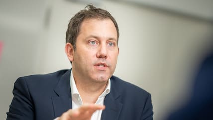 Lars Klingbeil, SPD-Bundesvorsitzender, spricht bei einem dpa-Interview.