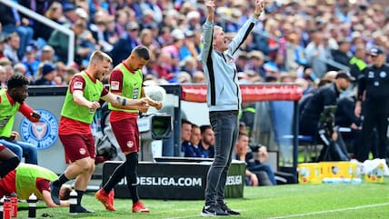 Nach dem Abpfiff jubelte Friedhelm Funkel über den Sieg des 1. FC Kaiserslautern in Kiel. Dennoch glaubt der 70-Jährige an einen Aufstieg von Holstein Kiel.