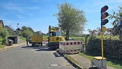 In Wakendorf I werden  derzeit die Bauplätze in der Havighorster Straße und in der Straße Achter de Bahn erschlossen. Der Verkehr wird durch eine Baustellenampel geregelt. -