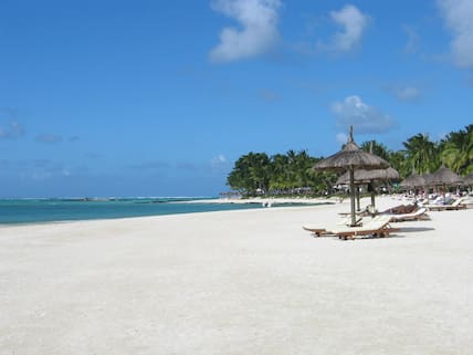 Außerhalb der Hochsaison können Besucherinnen und Besucher auf Mauritius im Mai die Traumstrände ganz ungestört genießen.