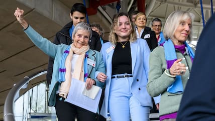 Anne Mahrer (links) und Rosmarie Wydler-Waelti (rechts), Co-Präsidentinnen der Klimaseniorinnen Schweiz, freuen sich über den Entscheid des Europäischen Gerichtshofs für Menschenrechte.