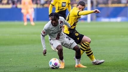 Im Zweikampf: Jeremie Frimpong (li.) und Marcel Sabitzer.