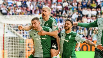 Werder Bremen feiert in Augsburg.