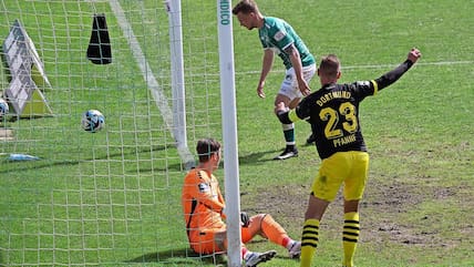  VfB-Torwart Philipp Klewin (l.) kann beim Tor zum 0:2 durch Dortmunds Kapitän Franz Pfanne nur noch zusehen. 