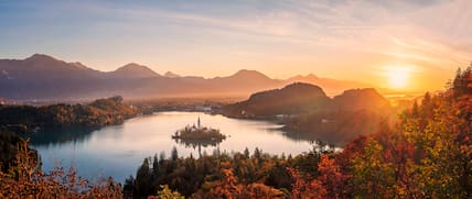 Der Sonnenaufgang taucht den Bleder See in ein unwirkliches Licht