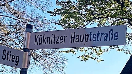 An der Ecke „Schmaler Stieg“/„Kücknitzer Hauptstraße“ findet sich dieses Straßenschild.