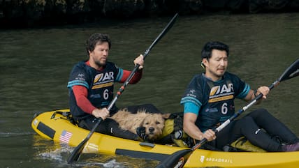 Hunde sind was Wunderbares: Das erfahren die Extremsportler Michael (Mark Wahlberg) und Leo (Simu Liu) in dem Film „Arthur der Große“.