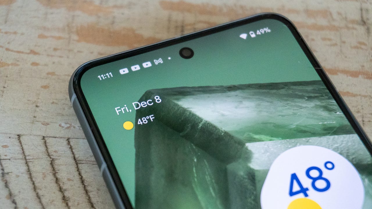 Google Pixel 8 status bar and weather widget.