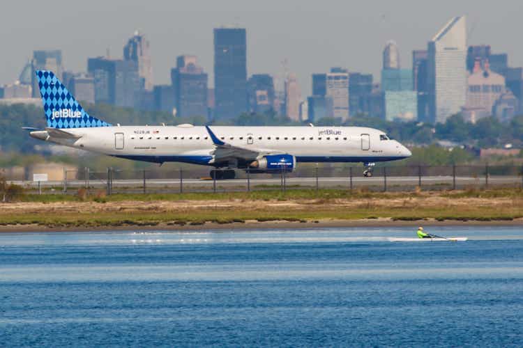 Embraer EMB-190 JetBlue lines up on JFK Airport