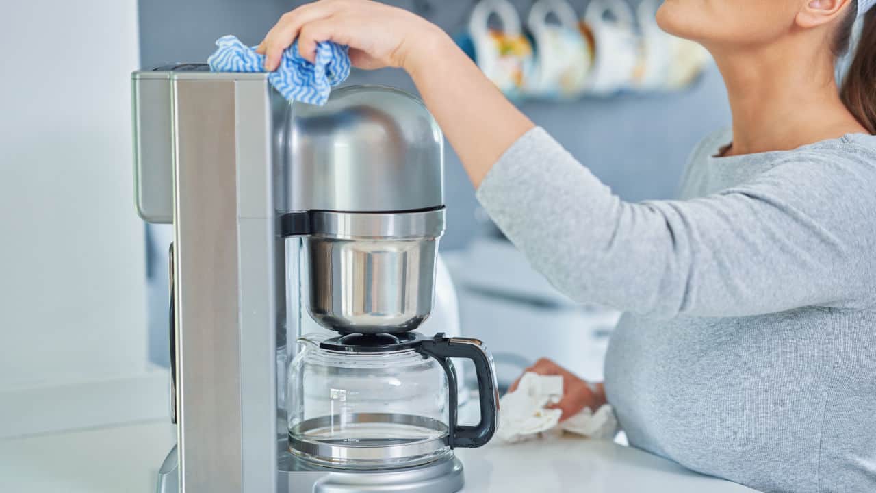 Cleaning the coffee pot