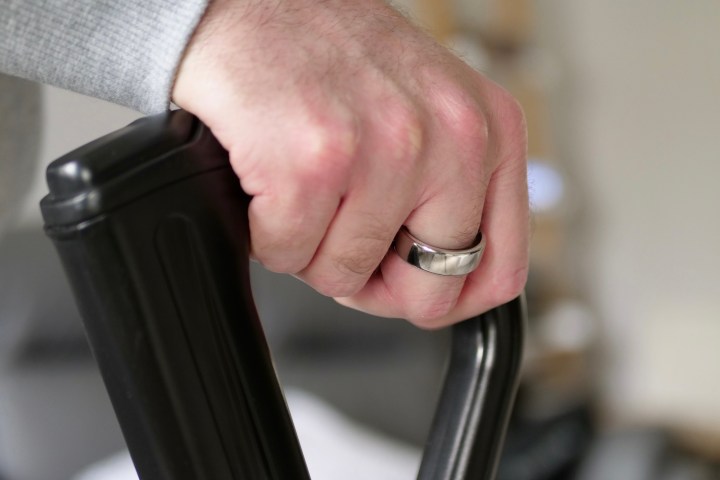 A person wearing the Oura Ring smart ring.