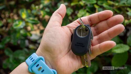 samsung smarttag 2 in hand keys 1