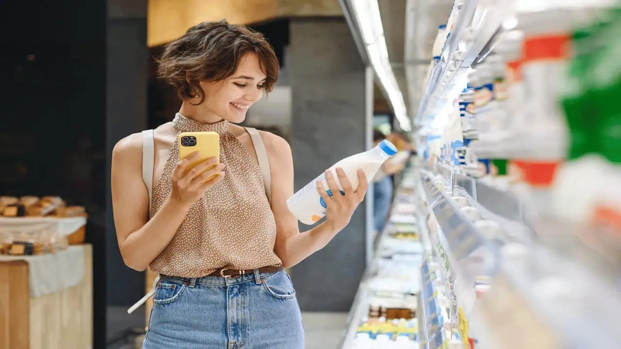 woman-grocery-shopping