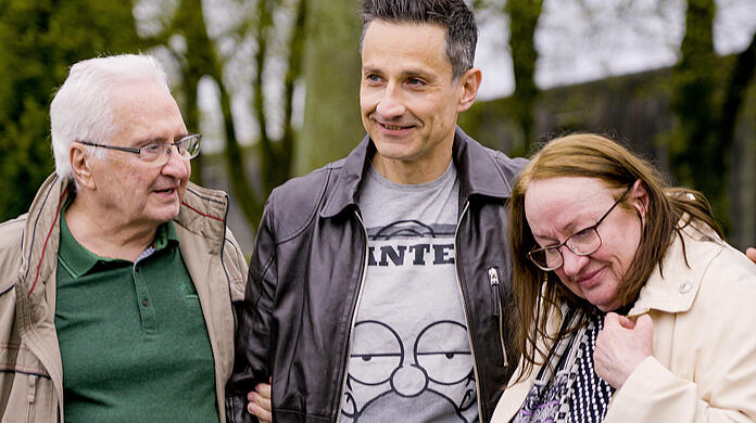 Bence T. mit seinen Eltern kurz nach der Freilassung aus der JVA Straubing.
