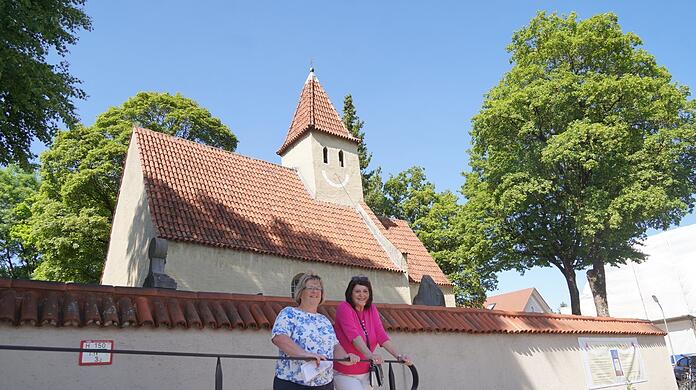 Obwohl alle lächeln – dem Kircherl "mit Gesicht" geht es schlecht. St. Nikolaus, das Wahrzeichen von Englschalking, ist seit einem Jahr wegen Einsturzgefahr gesperrt. Gabriele Huber (l.) und Gisela Welzenbach engagieren sich für die Sanierung.