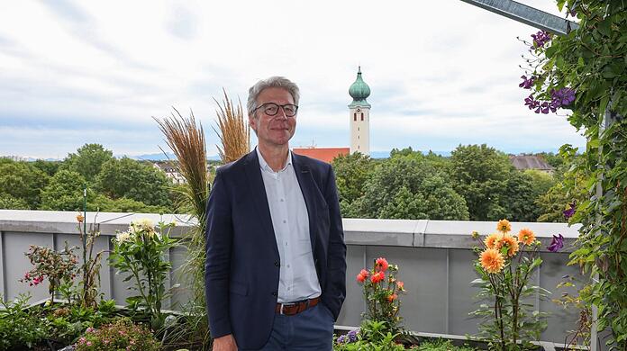 Hier grünt und blüht es: Sigfried Benker auf der Dachterrasse der Münchenstift-Hauptverwaltung in Ramersdorf.