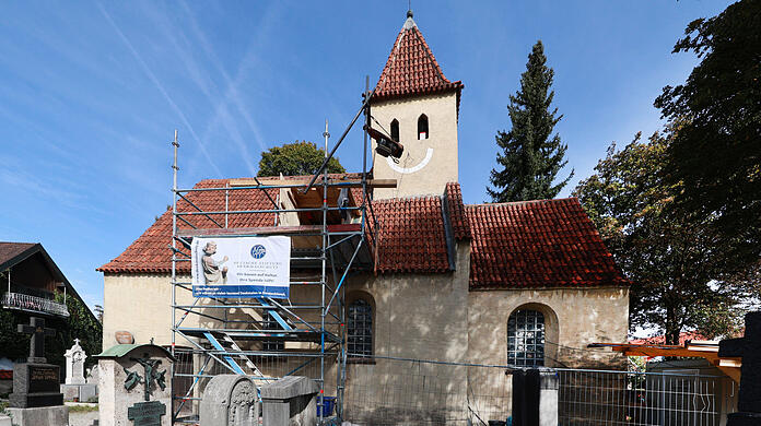 Das Kirchlein mit dem lächelnden Gesicht: Die Maßnahmen zur Rettung von St. Nikolaus in Englschalking haben begonnen.