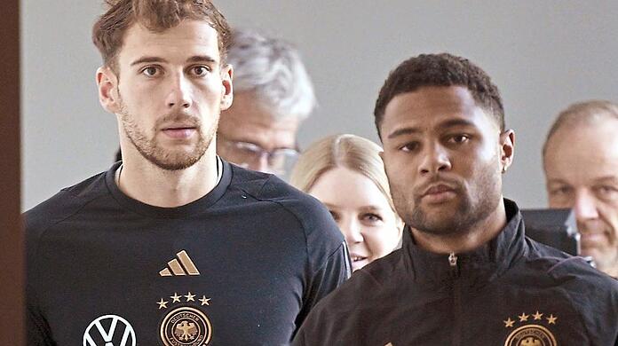 Leon Goretzka (l.) und Serge Gnabry sind bei der Heim-EM nicht dabei.