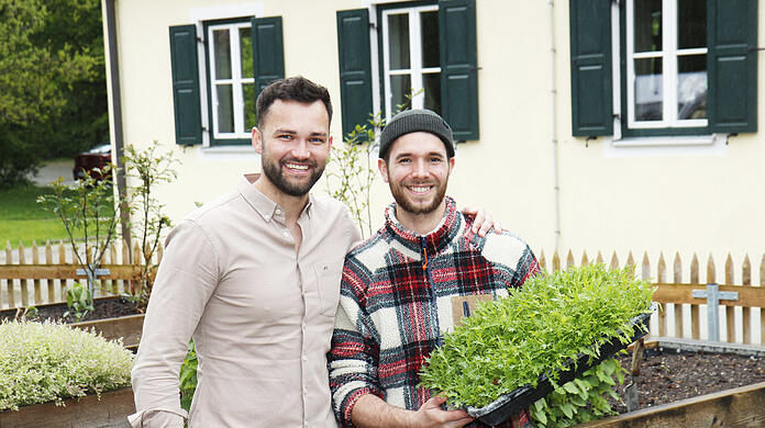 Lukas Spendler (l.) und der Koch Lukas Adebahr. Auch bei Regenwetter wächst schon so einiges in ihrem Garten.