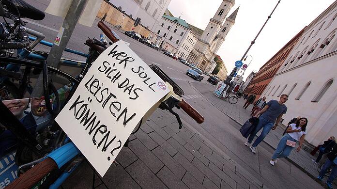 Auf der Ludwigstraße vor der Universität LMU steht ein Rad mit dem dem Spruch: "Wer soll sich das leisten können?". Anlass war die Demonstration Ausspekuliert, an der viele tausende Menschen gegen die steigenden Mieten, für bezahlbaren Wohnraum und gegen soziale Ausgrenzung in München demonstrierten.  (Symbolbild)