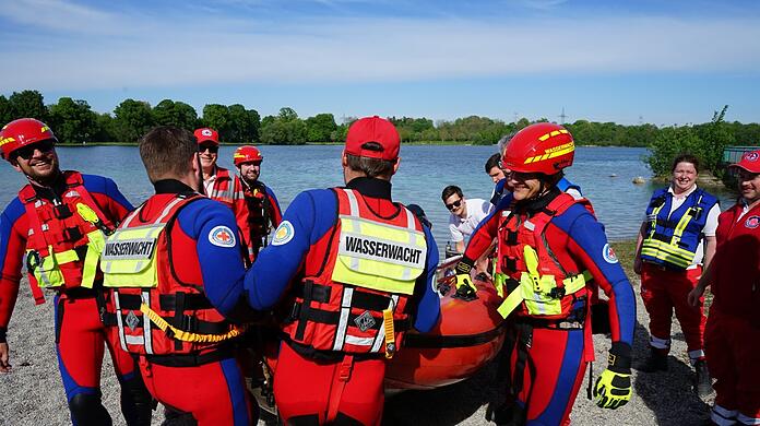 Teamwork ist unverzichtbar - wie hier bei der Bergungsübung am Lußsee. Eine Übung trainiert nicht nur Abläufe und die Zusammenarbeit der unterschiedlichen Hilfsorganisationen. Sie stärkt auch das Zusammengehörigkeitsgefühl der Helfer.