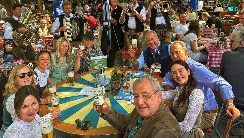 Hoch die Gläser: Hugo Bachmaier (mit blauer Weste) wird künftig Tischherr im Steirer am Markt bei Werner Hochreiter (rechts neben Bachmaier). Er freut sich auf seinen neuen Job am Viktualienmarkt.