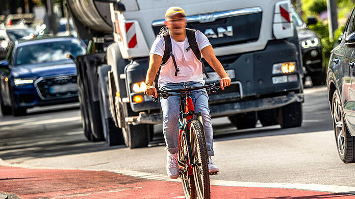 Viele Radfahrer in München empfinden die Radwege in Mittellage – also zwischen zwei Autospuren – als sehr gefährlich.