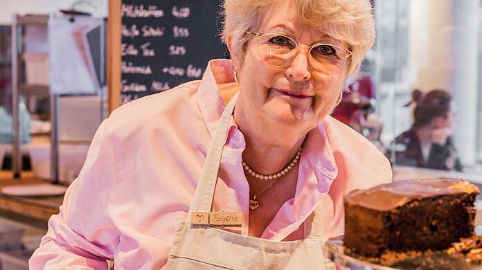 Die Omas und Opas von der Initiative Kuchentratsch backen Kuchen nach ihren eigenen Rezepten.