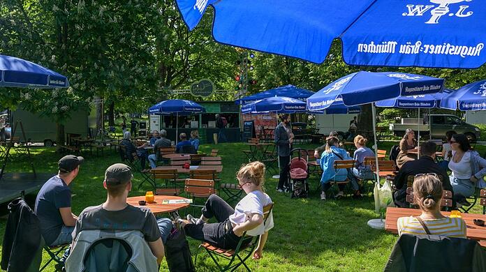 Freitagmittag eröffnet – und gleich gut gefüllt: der neue Biergarten im Nußbaumpark.