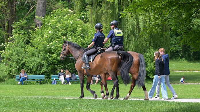 Die berittene Polizei auf Streife. Verstöße gegen das Cannabis-Verbot sind eine Ordnungswidrigkeit, die die Polizei verfolgt.