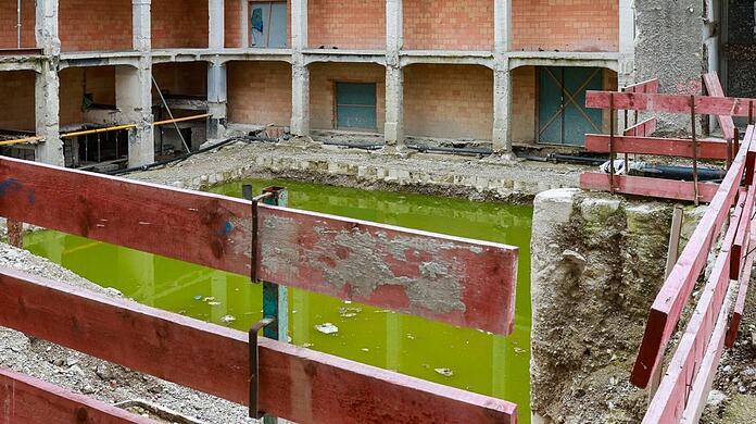 Am karstadt in der Schützenstraße: In der Bauruine sammelt sich Dreckwasser: Am Bau nennt man solche Baugruben "Karpfenteich"