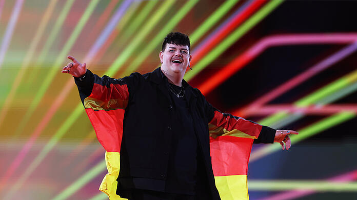 Isaak aus Deutschland betritt die Bühne beim Finale des Eurovision Song Contest (ESC) 2024 in der Malmö Arena.