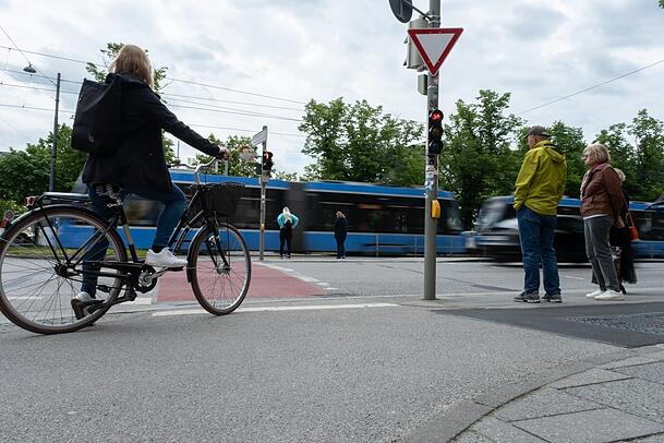 Viel los an der Kreuzung Heideckstraße/Dachauer Straße