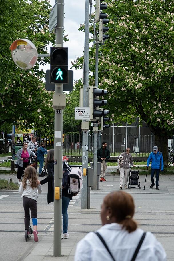 Immer viel los: Viele Fußgänger überqueren hier die viel befahrene Dachauer Straße in Neuhausen. Die Tram hat trotz Grün Vorrang.