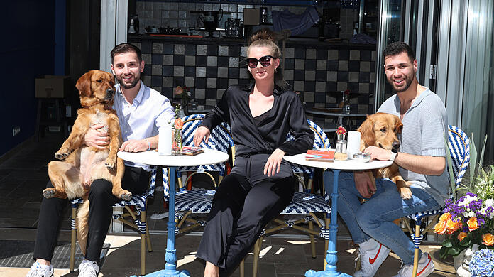 Ein sympathisches Rudel (v.l.): Nikola Stepanovic (29) Caro Iezzi (25) und Hakan Gürbüz (27) mit den beiden Hunden Pera und Iva vor ihrem nagelneuen Café im Glockenbachviertel. Hier gibt's Frühstück, Snacks und kühle Drinks.