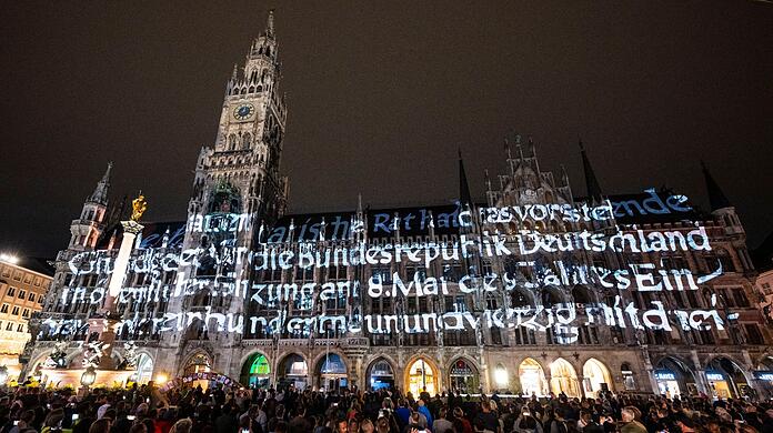 Eine Audio-Video-Inszenierung wird an der Fassade des Münchner Rathauses gezeigt.