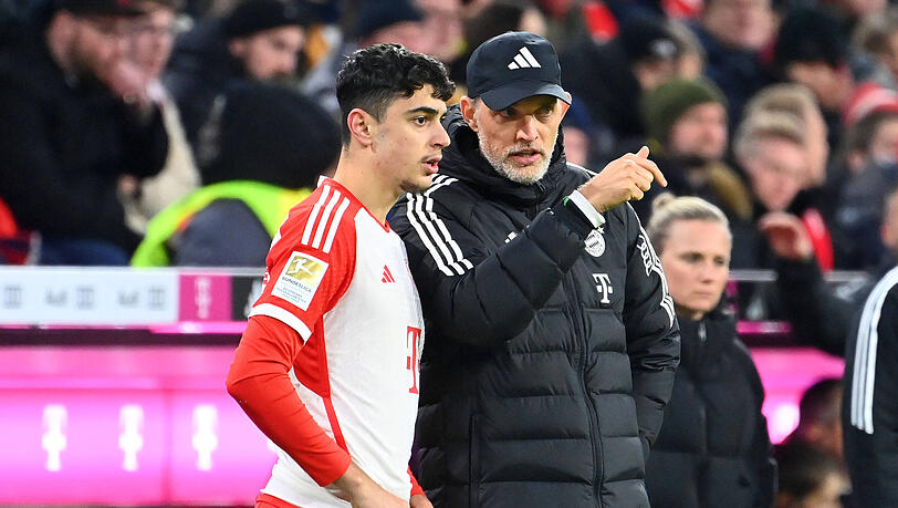 Ist Bayern-Juwel Aleksandar Pavlovic (l.) die größte Entdeckung von Thomas Tuchel (r.)? "Die Einen sagen so, die Anderen sagen so", witzelte der Cheftrainer, angesprochen auf die öffentliche Kritik von Uli Hoeneß.