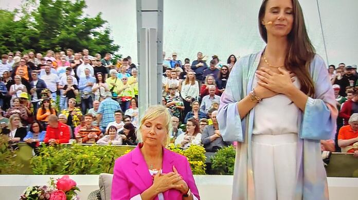 Es herrscht Stille im Fernsehgarten: Die spirituelle Coachin Laura Malina Seiler leitet eine kurze Meditation für das Publikum.