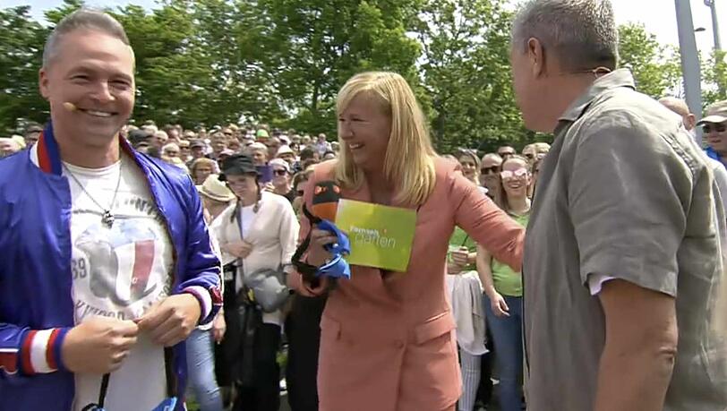 Nach einem Grabscher an Joachim Llambi hat Andrea Kiewel im "ZDF-Fernsehgarten" einen Lachanfall.